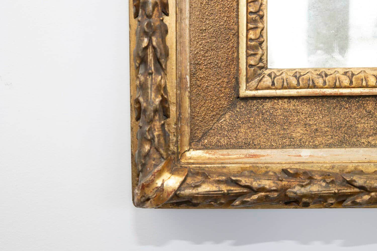 Italian 19th Century Giltwood Frame Mirror with Carved Foliage and Rais-de-Cœur - JAA