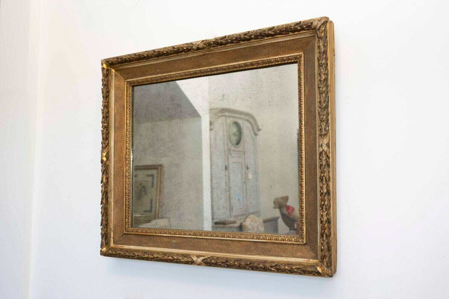 Italian 19th Century Giltwood Frame Mirror with Carved Foliage and Rais-de-Cœur - JAA