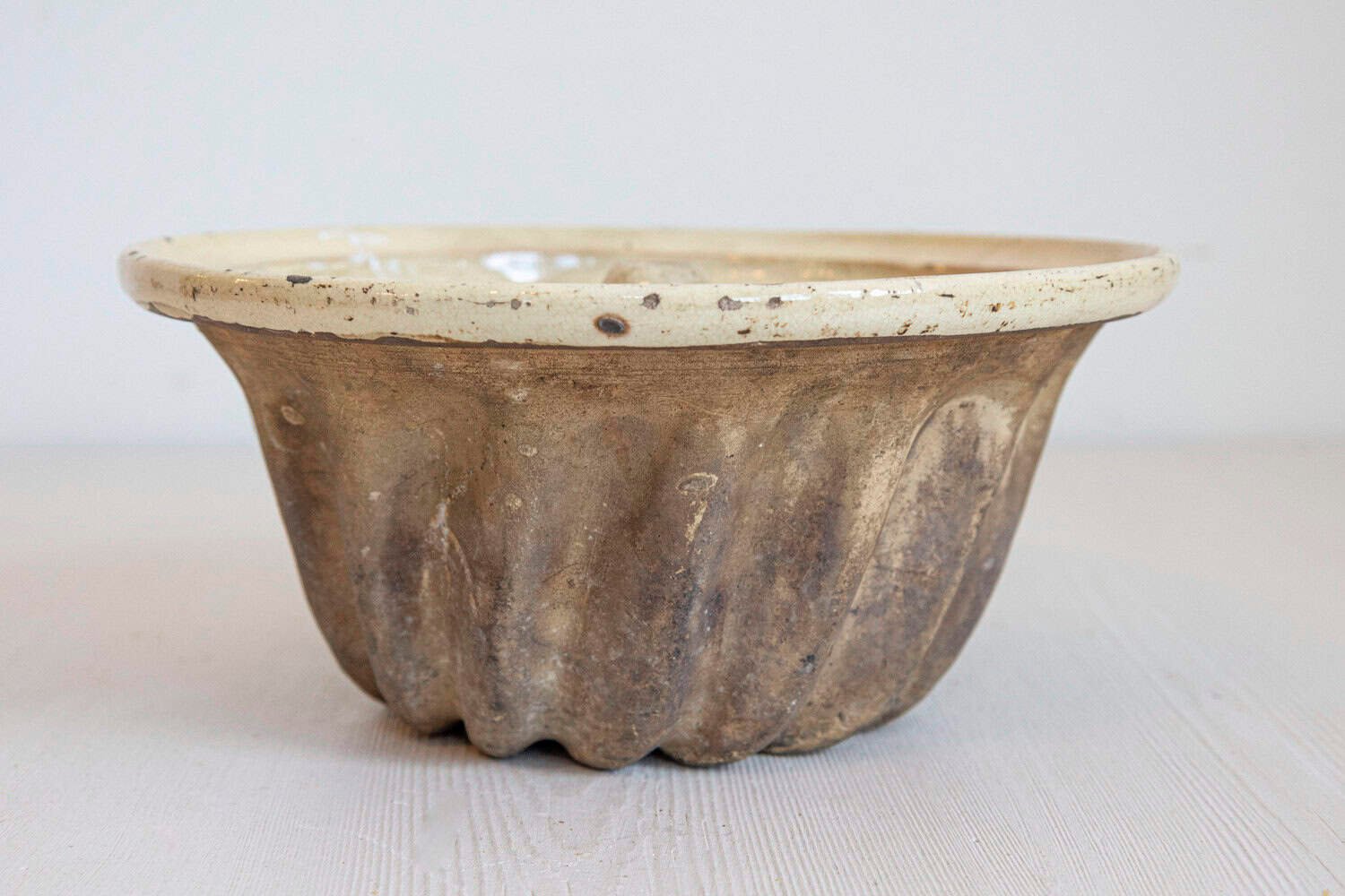 French 19th Century Terracotta Kouglof Cake Mold with Beige and Brown Tones - JAA