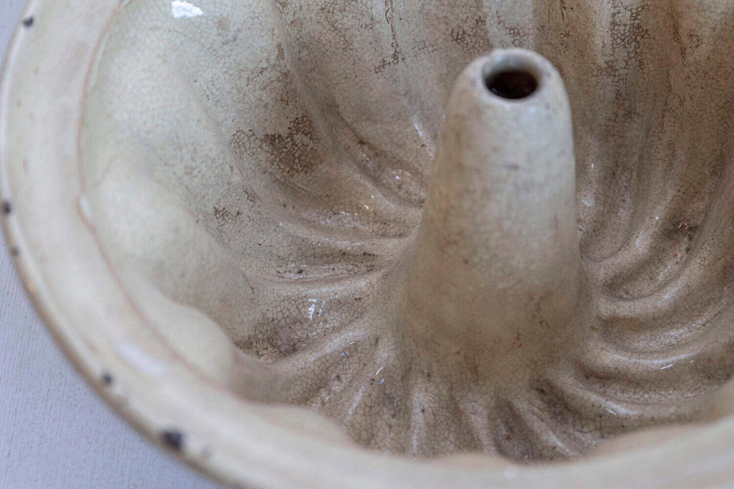 French 19th Century Terracotta Kouglof Cake Mold with Beige and Brown Tones - JAA