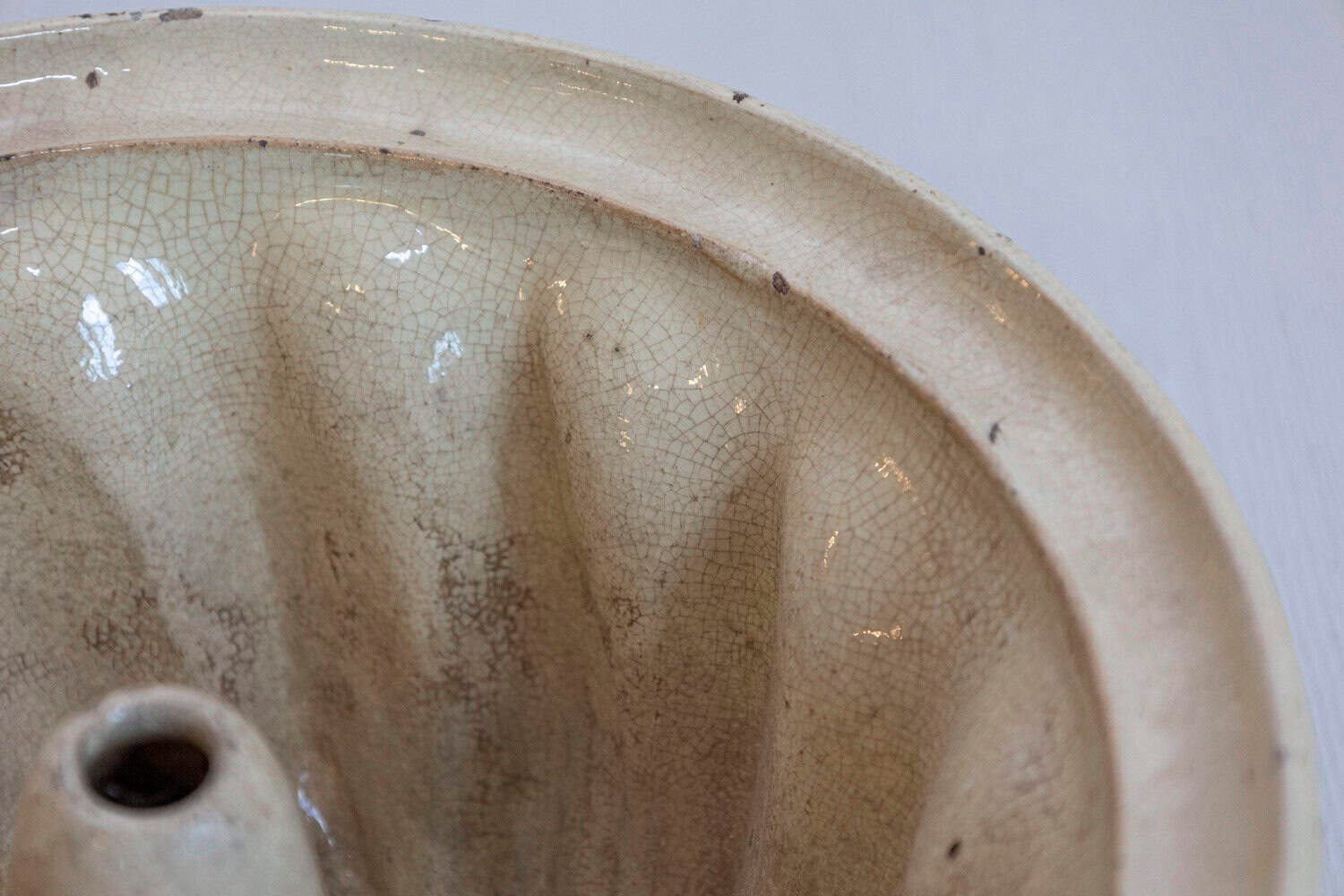 French 19th Century Terracotta Kouglof Cake Mold with Beige and Brown Tones - JAA