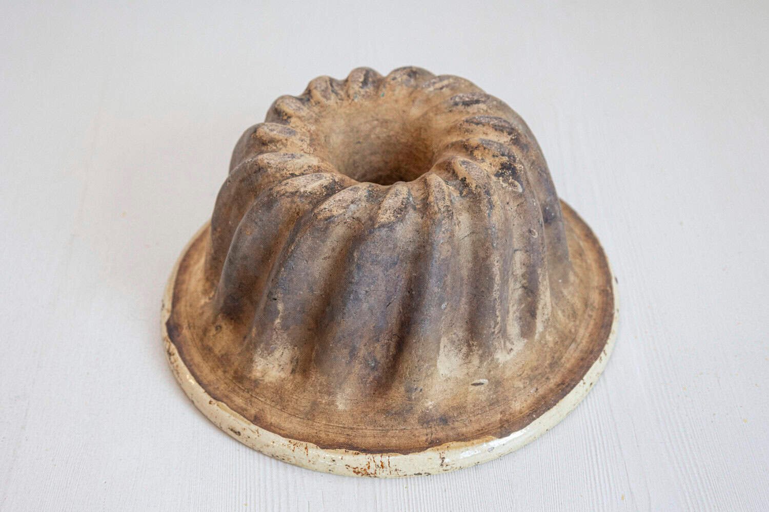 French 19th Century Terracotta Kouglof Cake Mold with Beige and Brown Tones - JAA