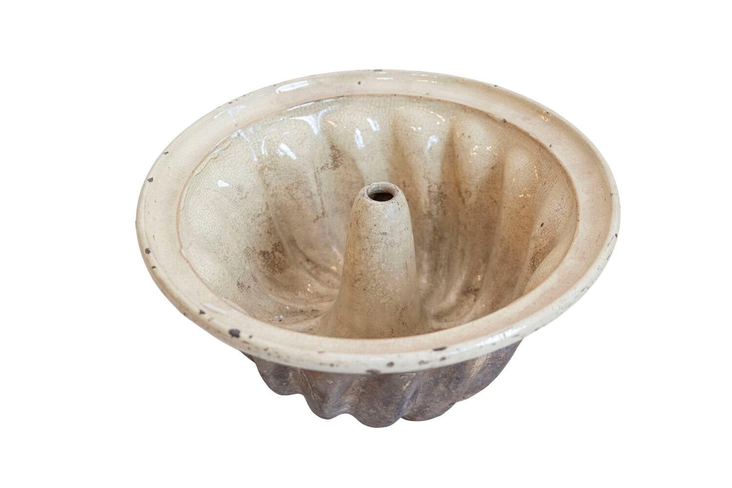 French 19th Century Terracotta Kouglof Cake Mold with Beige and Brown Tones - JAA