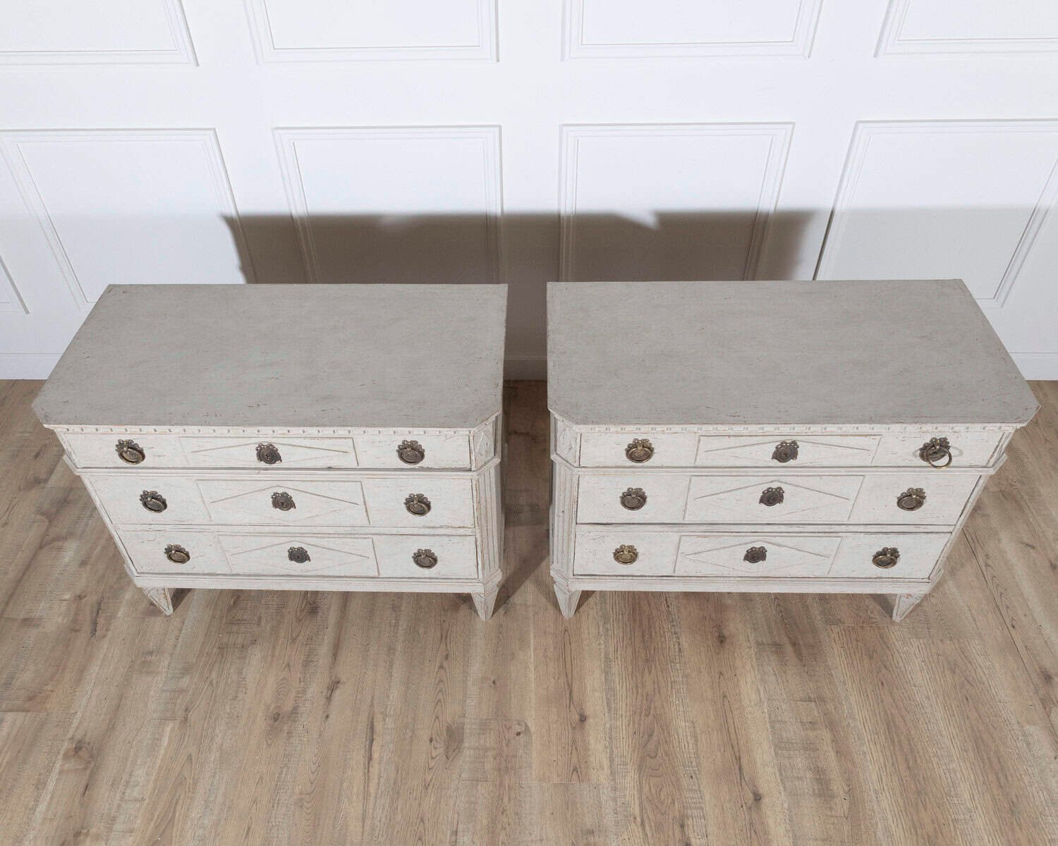 Pair of Swedish Gustavian-Style Painted Chests of Drawers, Early 20th Century - JAA