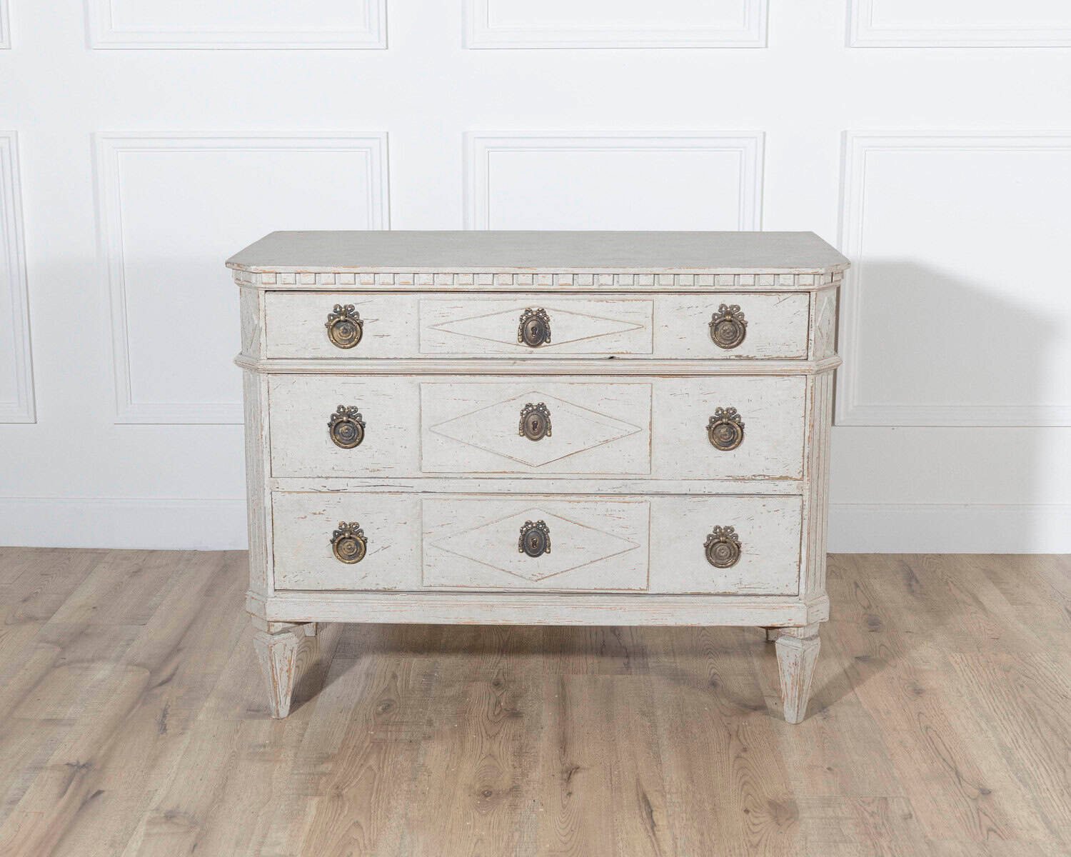 Pair of Swedish Gustavian-Style Painted Chests of Drawers, Early 20th Century - JAA
