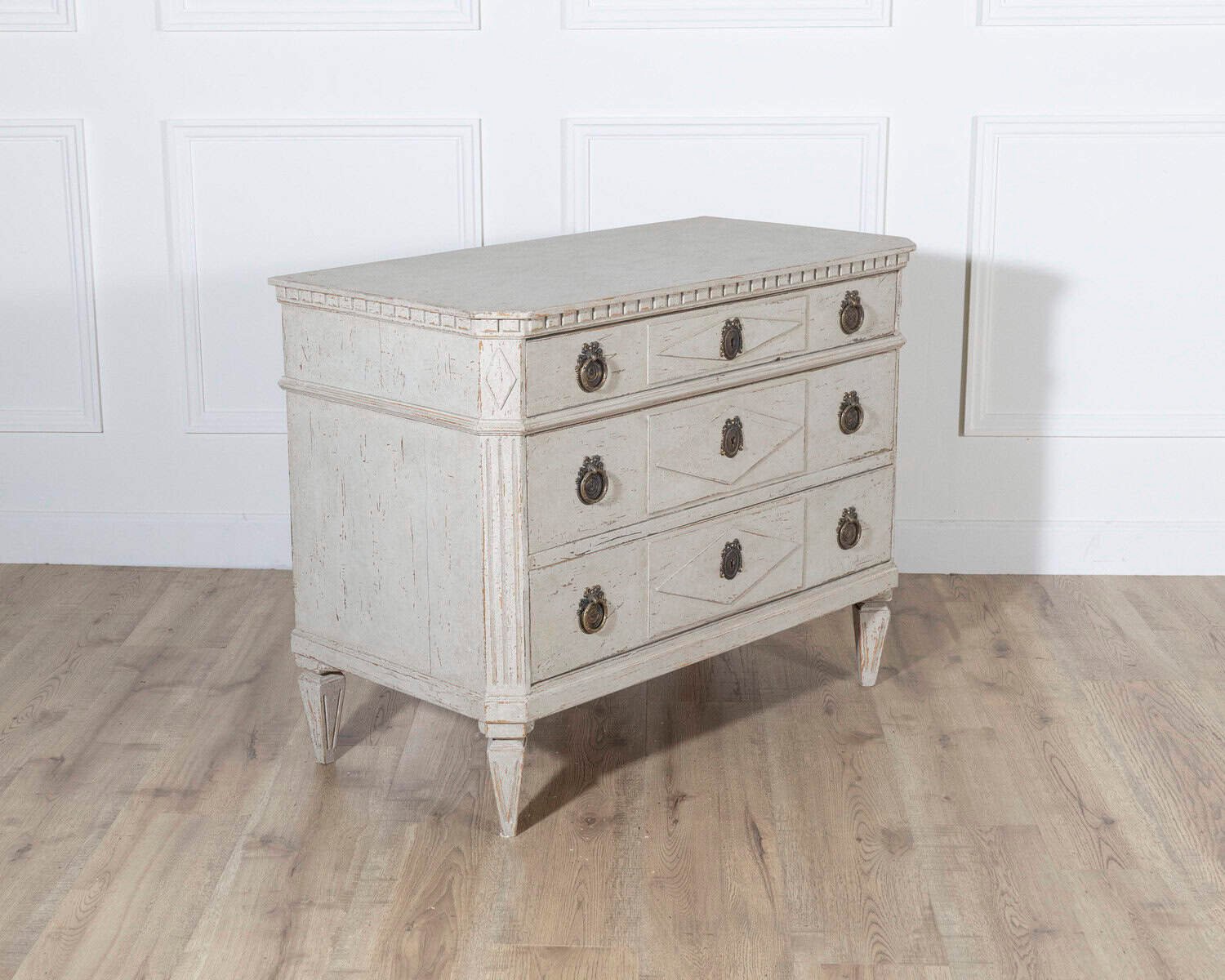 Pair of Swedish Gustavian-Style Painted Chests of Drawers, Early 20th Century - JAA