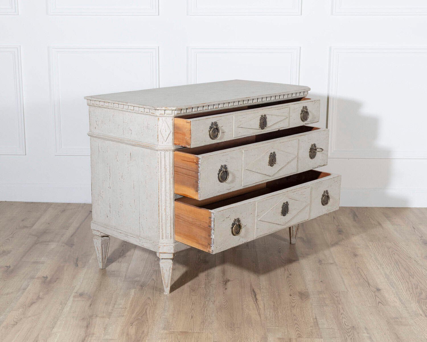 Pair of Swedish Gustavian-Style Painted Chests of Drawers, Early 20th Century - JAA