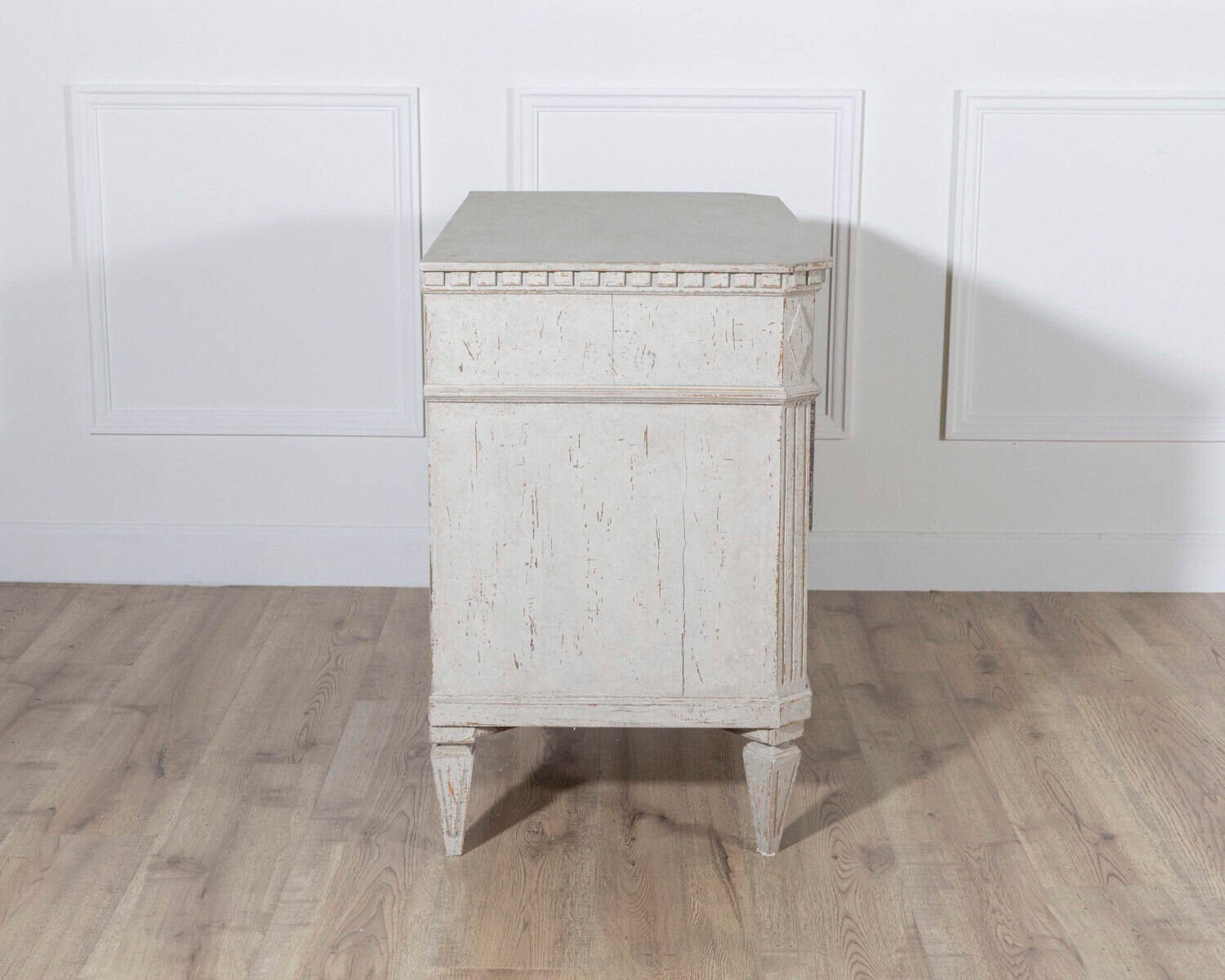 Pair of Swedish Gustavian-Style Painted Chests of Drawers, Early 20th Century - JAA
