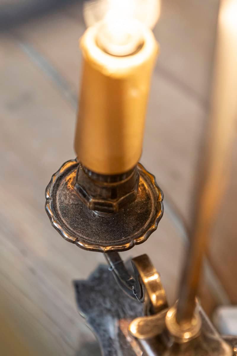 French 1850s Napoléon III Painted Tôle Two-Light Lamp with Cherub and Roses - JAA