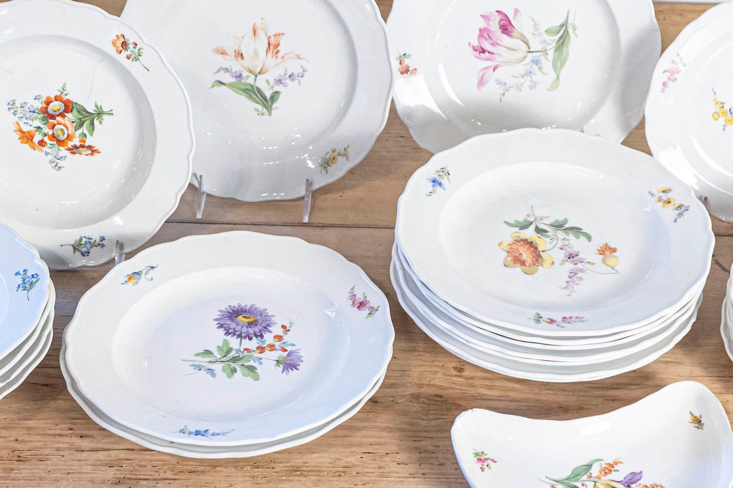 German 19th Century Meissen Porcelain 24-Piece Dinner Service with Floral Décor - JAA