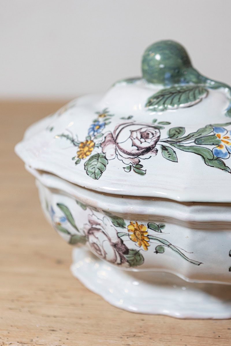 French 1750s Faience Oval Shaped Soup Tureen from Bordeaux with Floral Decor - JAA