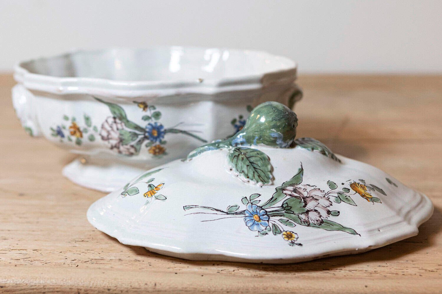 French 1750s Faience Oval Shaped Soup Tureen from Bordeaux with Floral Decor - JAA
