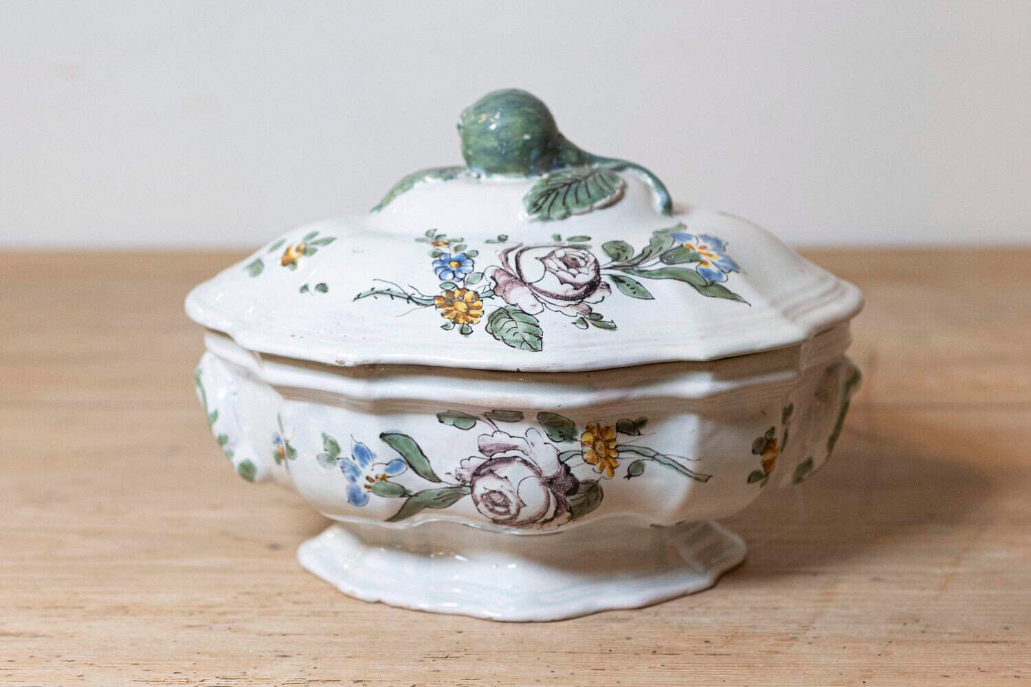 French 1750s Faience Oval Shaped Soup Tureen from Bordeaux with Floral Decor - JAA