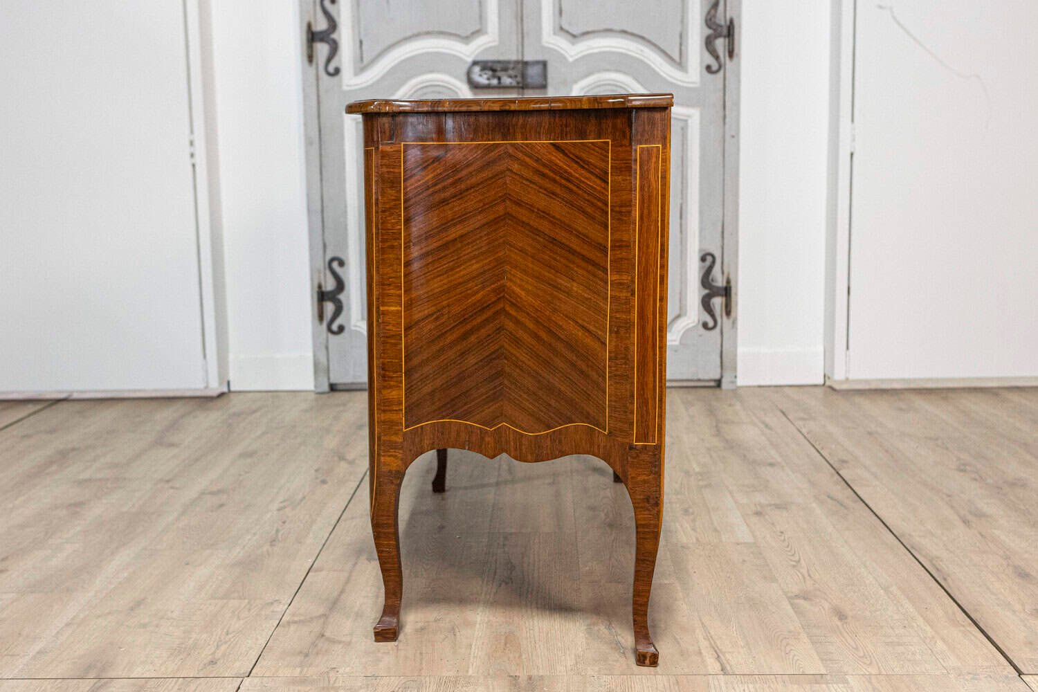 Tuscan 1890s Walnut and Mahogany Four-Drawer Commode with Banding Inlay - JAA