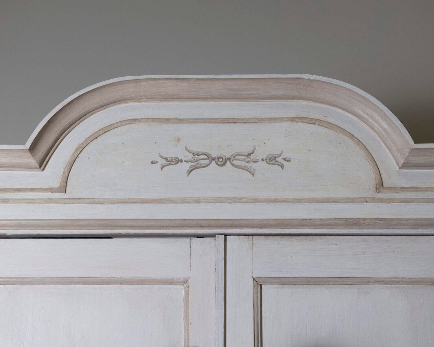Italian 19th Century Painted Wardrobe with Arched Tympanum, Botanical Motif and Fluted Pilasters - JAA