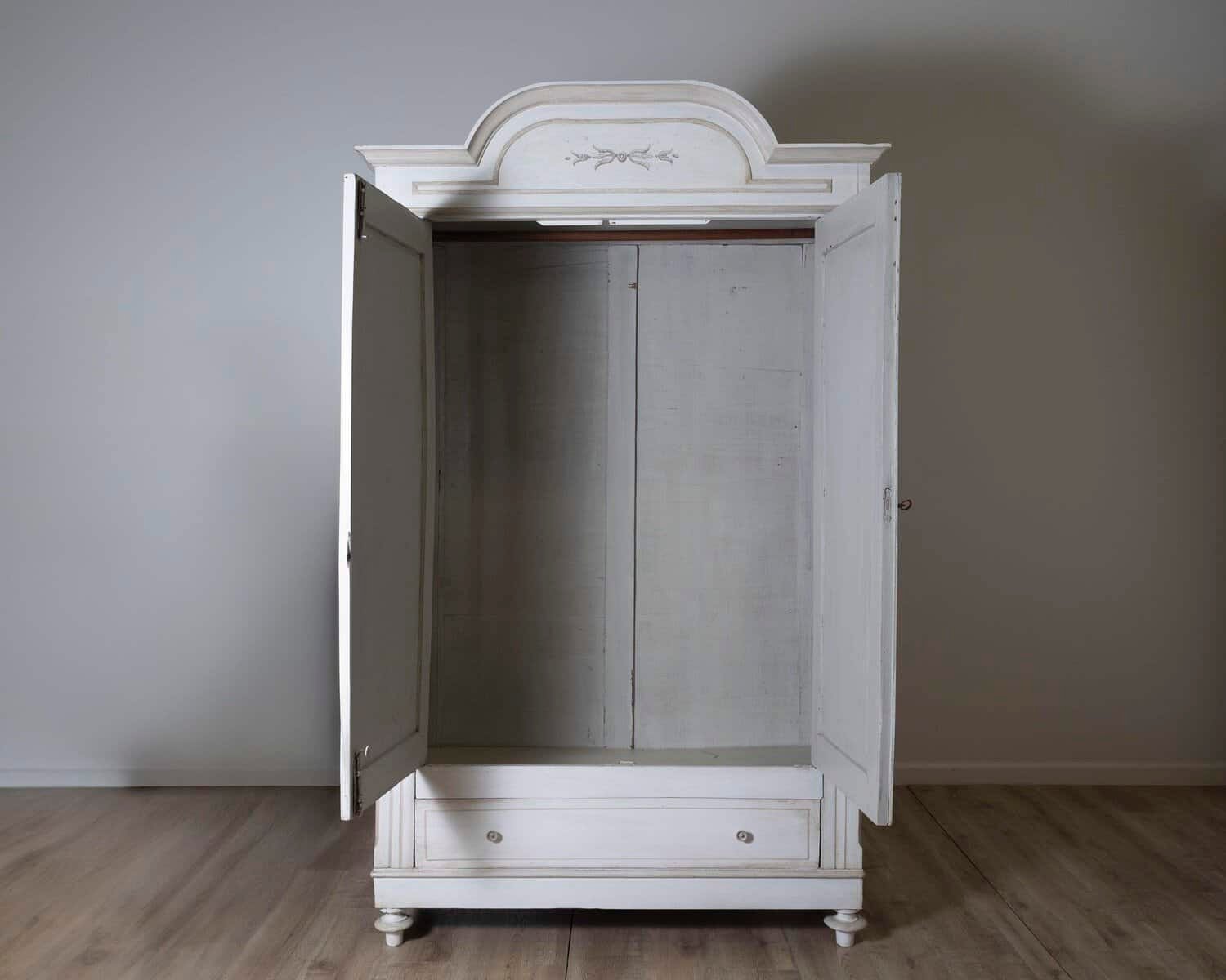 Italian 19th Century Painted Wardrobe with Arched Tympanum, Botanical Motif and Fluted Pilasters - JAA