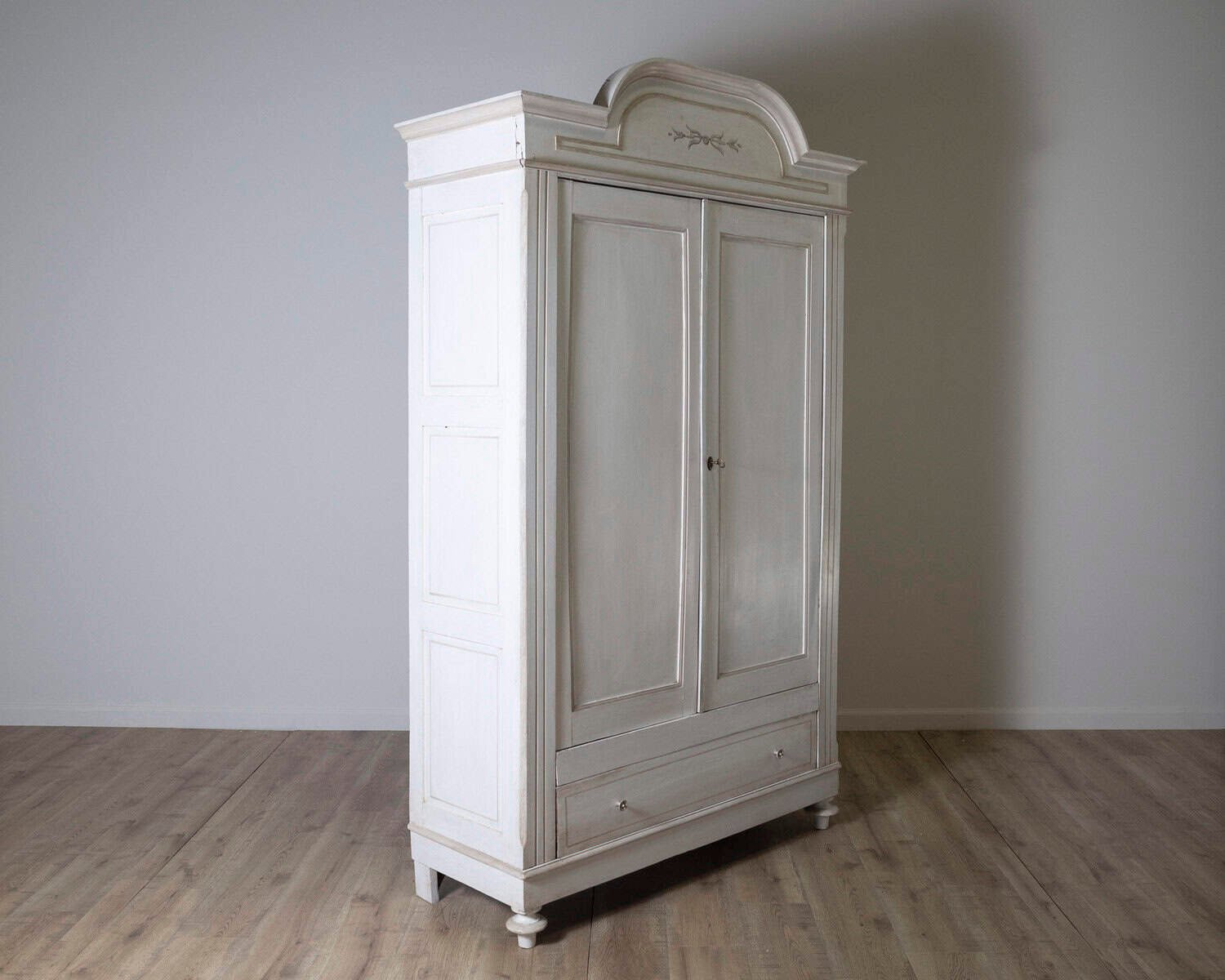 Italian 19th Century Painted Wardrobe with Arched Tympanum, Botanical Motif and Fluted Pilasters - JAA
