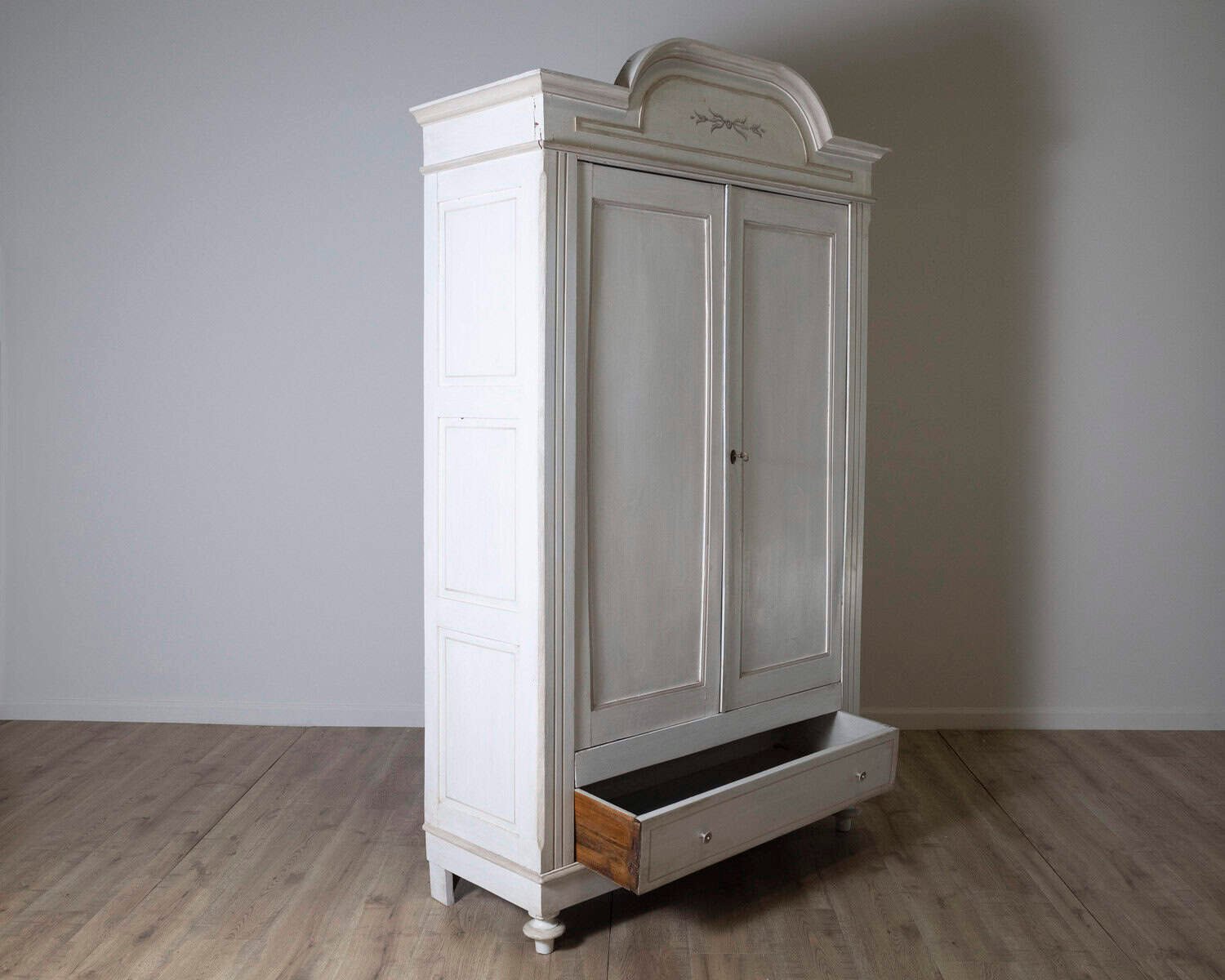 Italian 19th Century Painted Wardrobe with Arched Tympanum, Botanical Motif and Fluted Pilasters - JAA