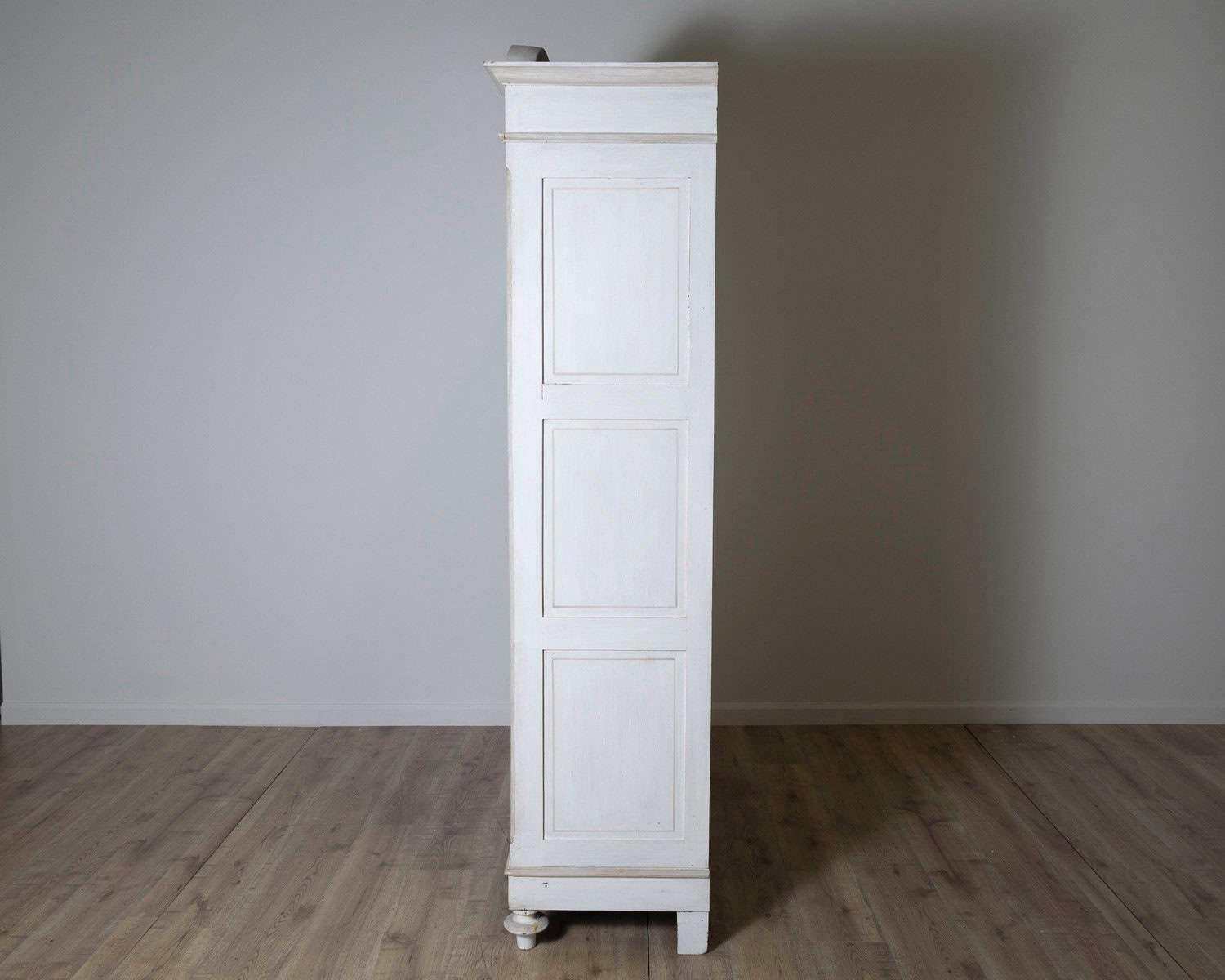 Italian 19th Century Painted Wardrobe with Arched Tympanum, Botanical Motif and Fluted Pilasters - JAA