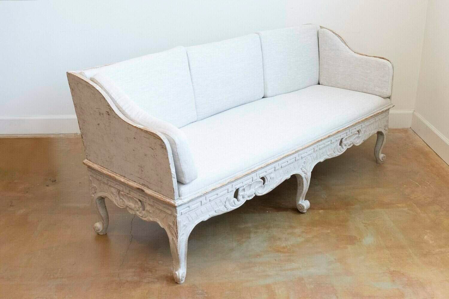 Swedish 1780s Rococo Painted Trågsoffa with Carved Apron and Upholstery - JAA