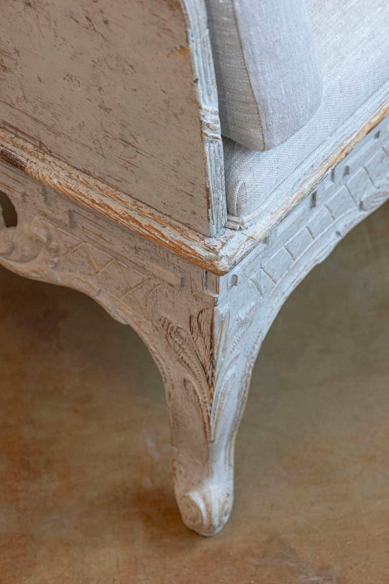 Swedish 1780s Rococo Painted Trågsoffa with Carved Apron and Upholstery - JAA