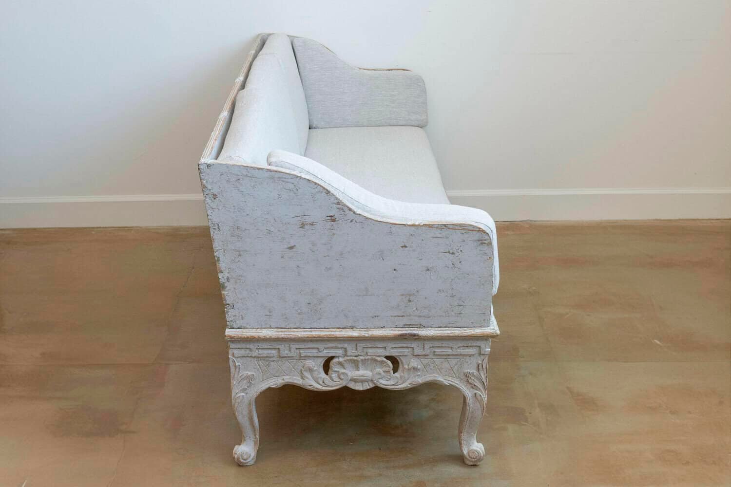 Swedish 1780s Rococo Painted Trågsoffa with Carved Apron and Upholstery - JAA