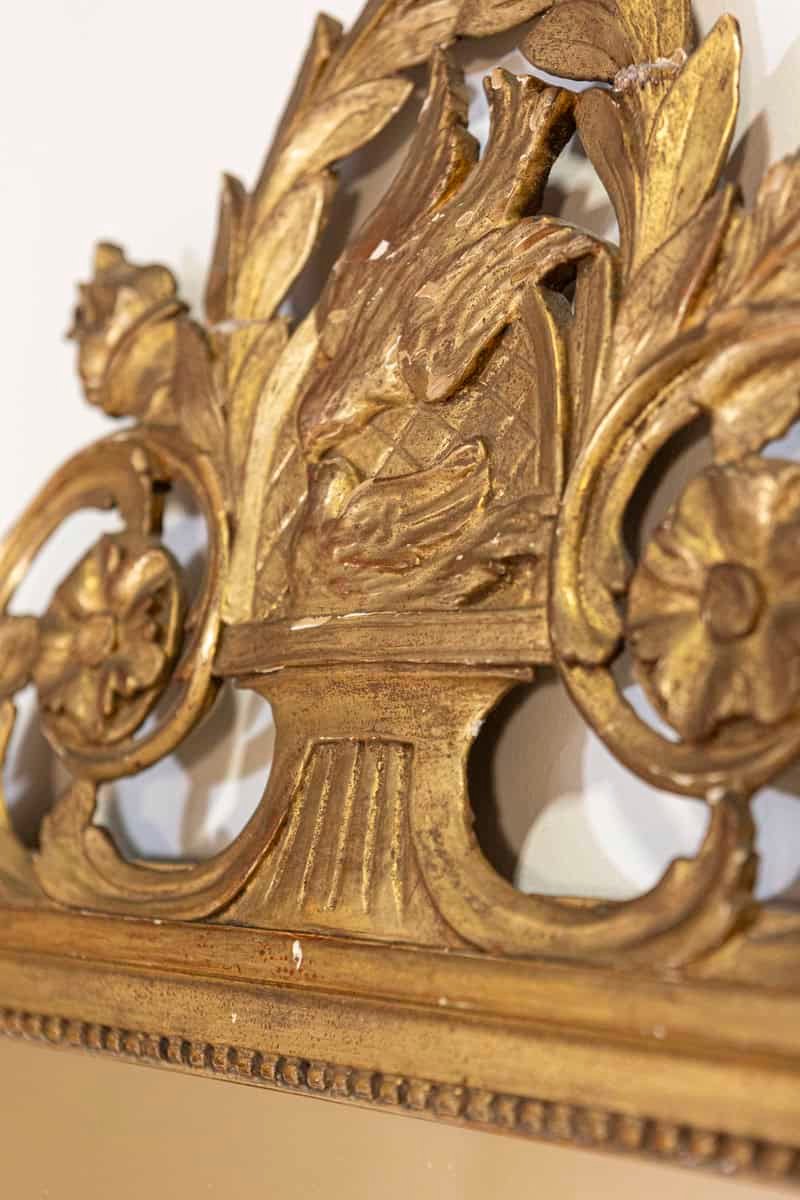 French Louis XVI Period 1790s Giltwood Wall Mirror with Carved Kissing Doves - JAA