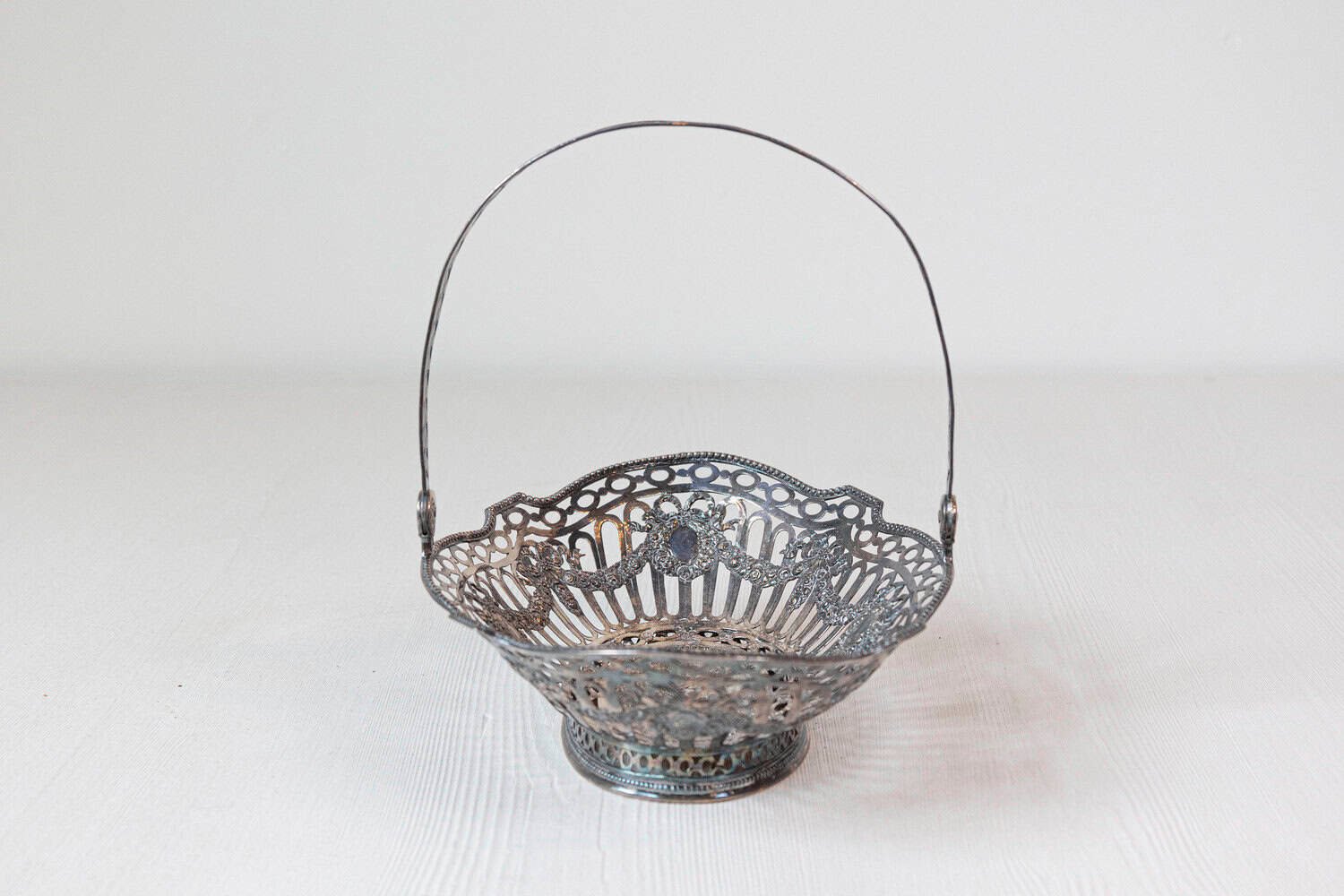 English 19th Century Silver Plated Oval Bread Basket with Putti and Garlands - JAA
