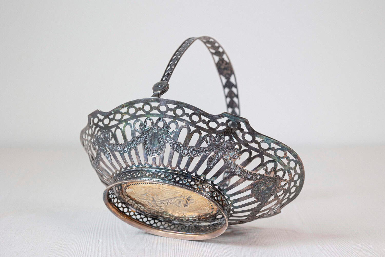 English 19th Century Silver Plated Oval Bread Basket with Putti and Garlands - JAA