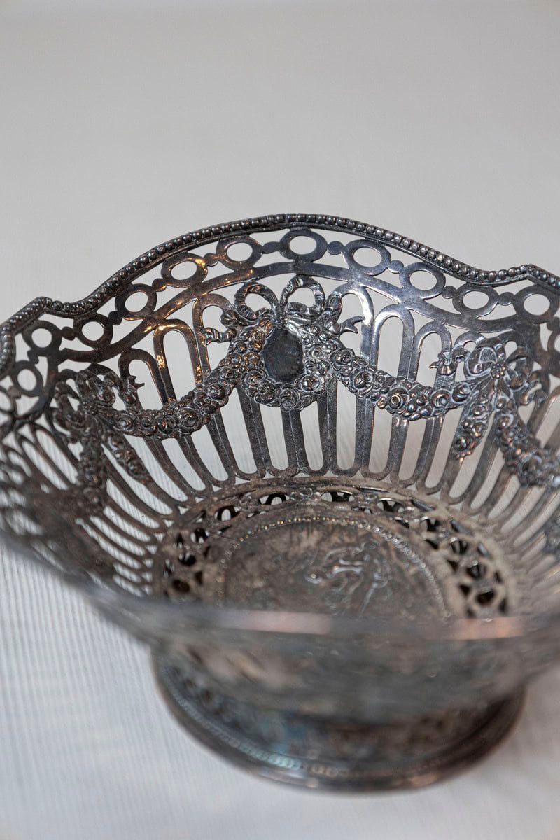 English 19th Century Silver Plated Oval Bread Basket with Putti and Garlands - JAA