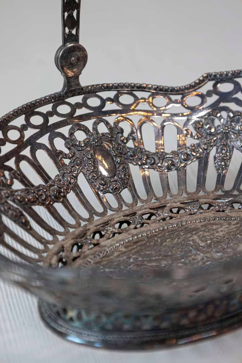 English 19th Century Silver Plated Oval Bread Basket with Putti and Garlands - JAA