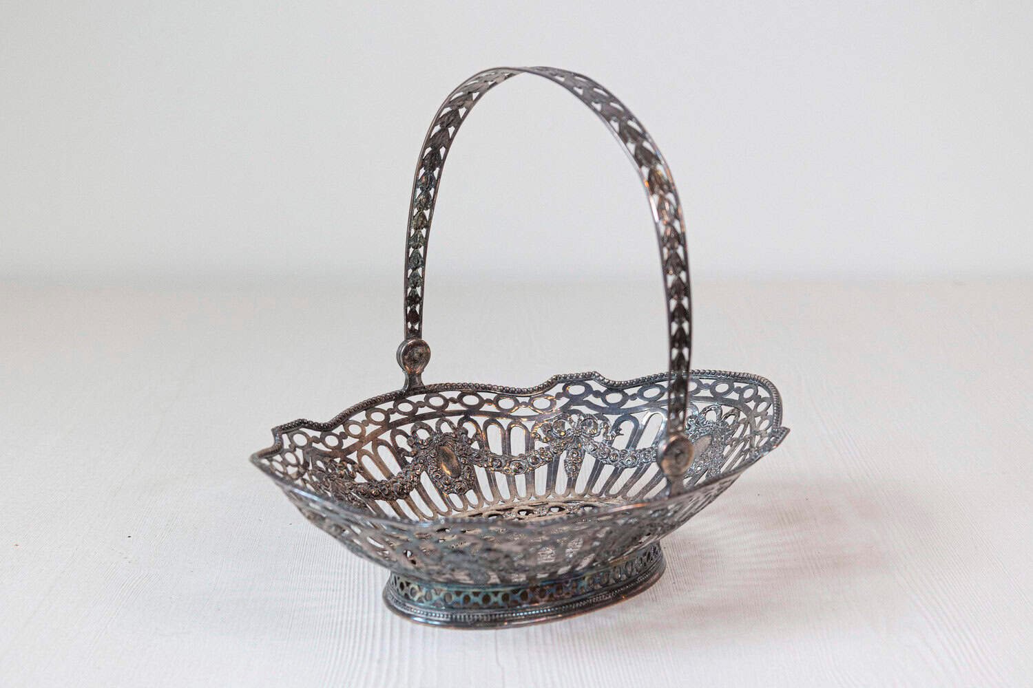 English 19th Century Silver Plated Oval Bread Basket with Putti and Garlands - JAA