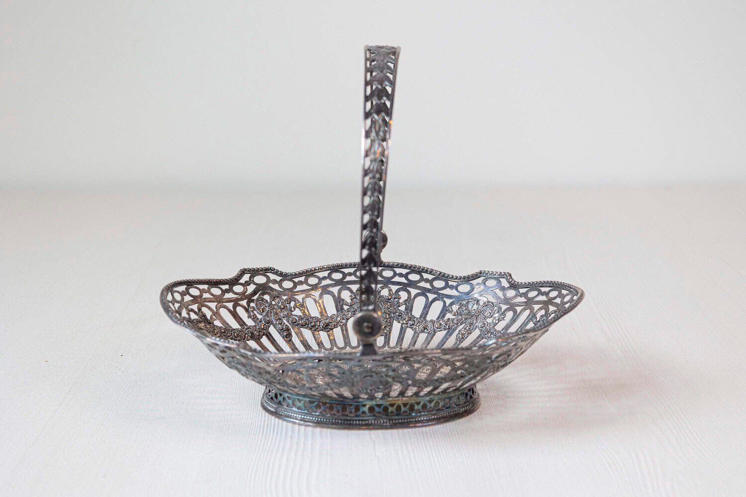 English 19th Century Silver Plated Oval Bread Basket with Putti and Garlands - JAA
