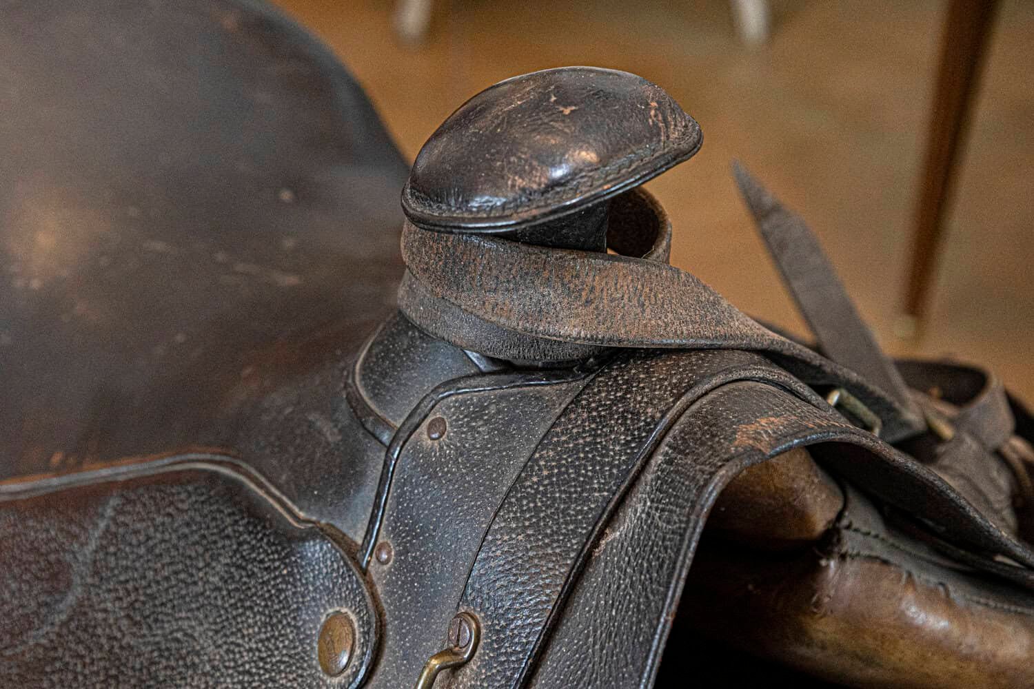 American 20th Century Handcrafted Western Leather Saddle with Dark Seat, Horn and Vaquero Heritage - JAA