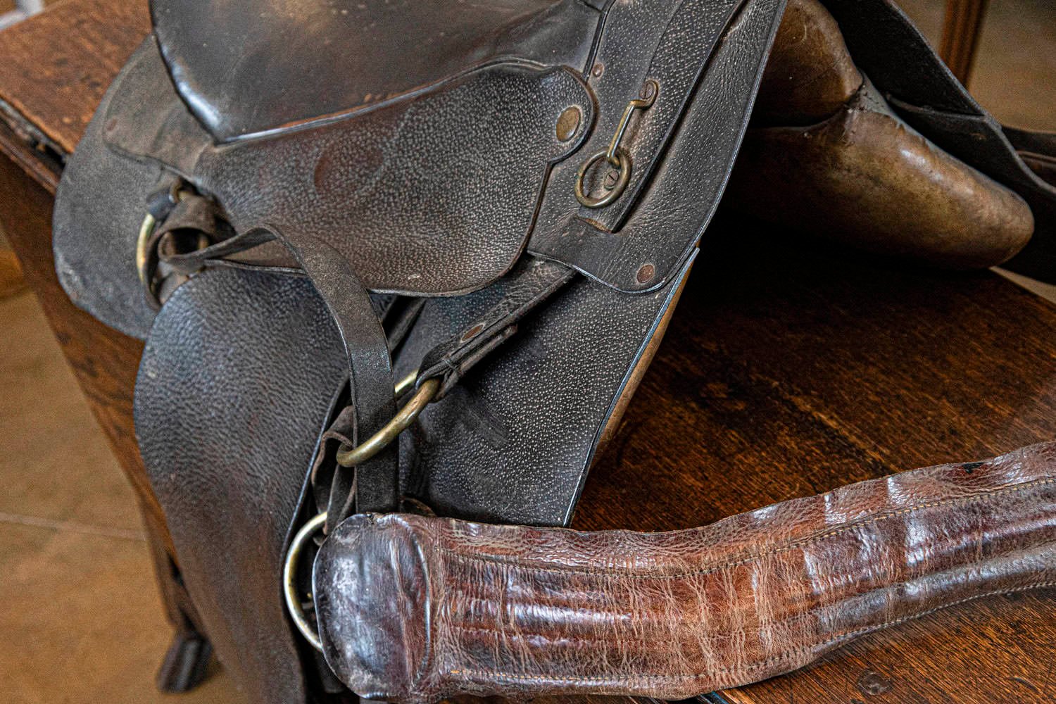 American 20th Century Handcrafted Western Leather Saddle with Dark Seat, Horn and Vaquero Heritage - JAA