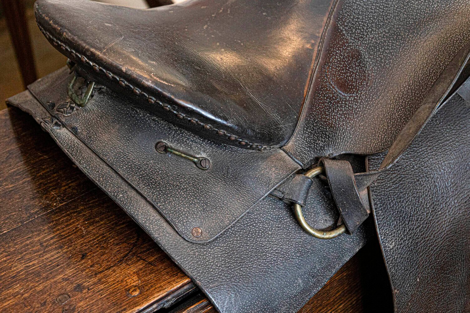 American 20th Century Handcrafted Western Leather Saddle with Dark Seat, Horn and Vaquero Heritage - JAA