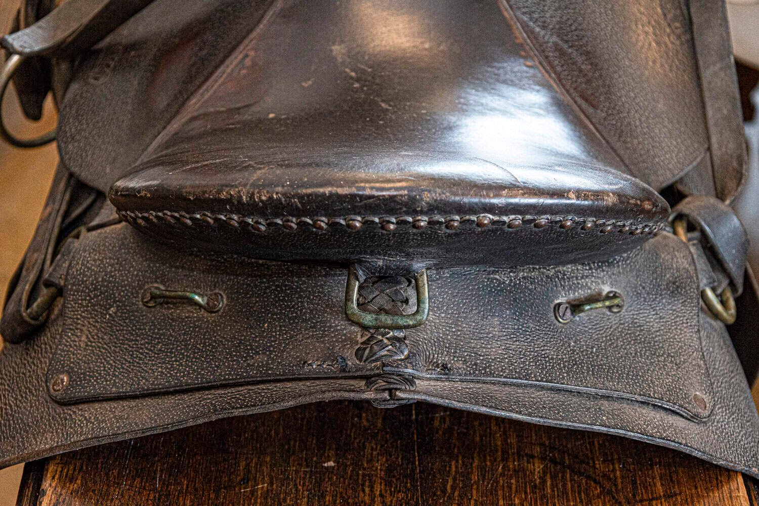 American 20th Century Handcrafted Western Leather Saddle with Dark Seat, Horn and Vaquero Heritage - JAA