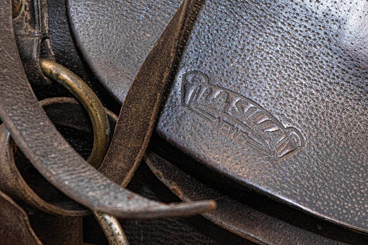 American 20th Century Handcrafted Western Leather Saddle with Dark Seat, Horn and Vaquero Heritage - JAA