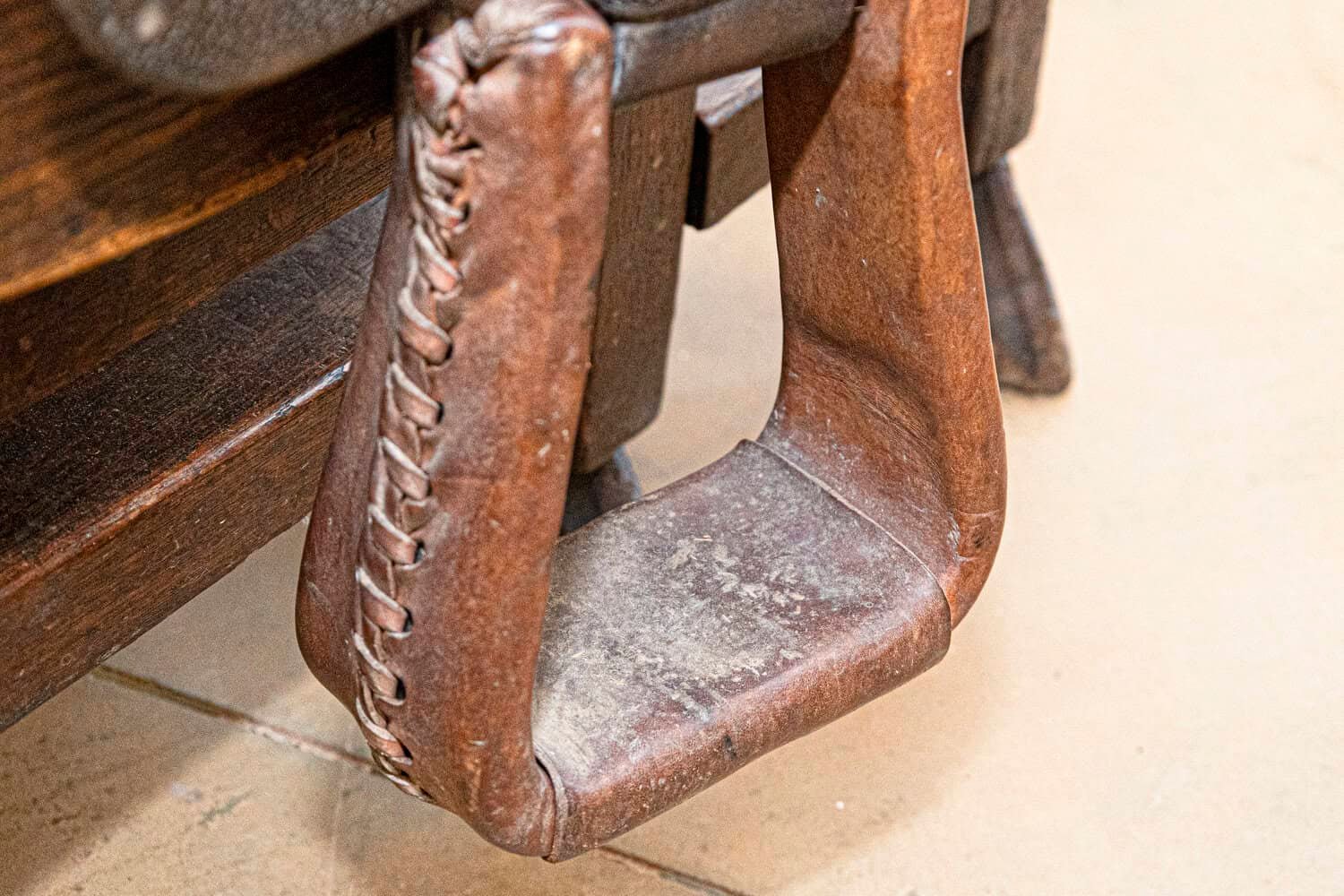 American 20th Century Handcrafted Western Leather Saddle with Dark Seat, Horn and Vaquero Heritage - JAA