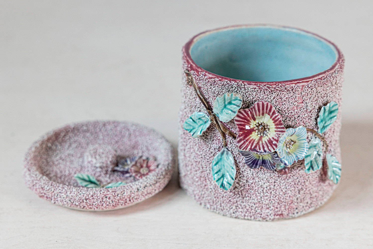 English 20th Century Pottery Box with Floral Motifs, Textured Ground and Lid - JAA