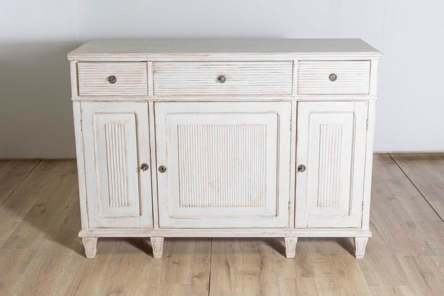 1850s Swedish Painted Sideboard From Dalarna with Carved Reeded Motifs - JAA