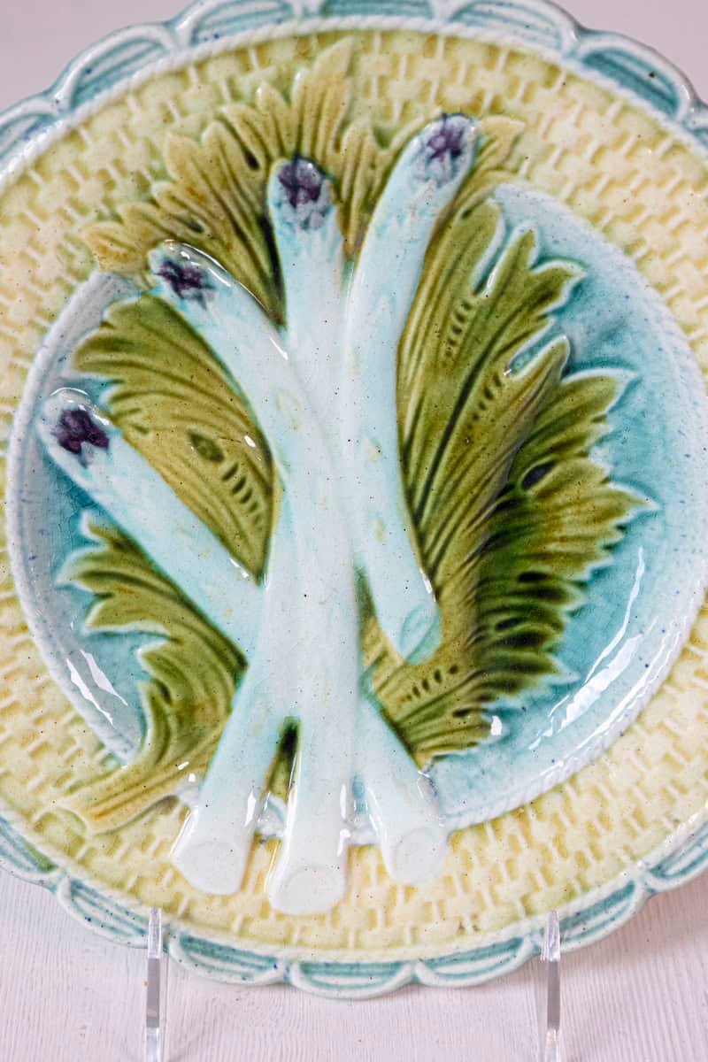 French 1850s Majolica Asparagus Plate with Scalloped Edge - JAA