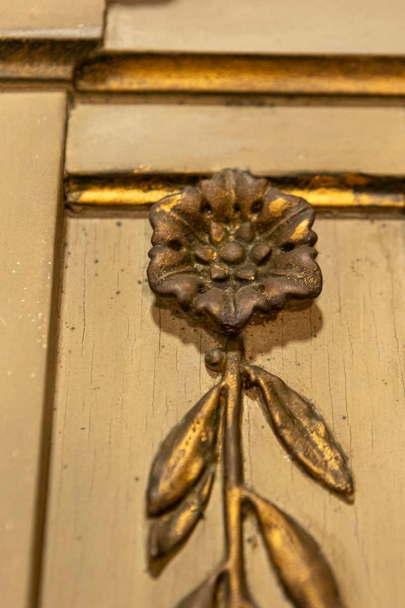 French Empire Style Beige Painted Trumeau Mirror with Carved Gilt Décor - JAA