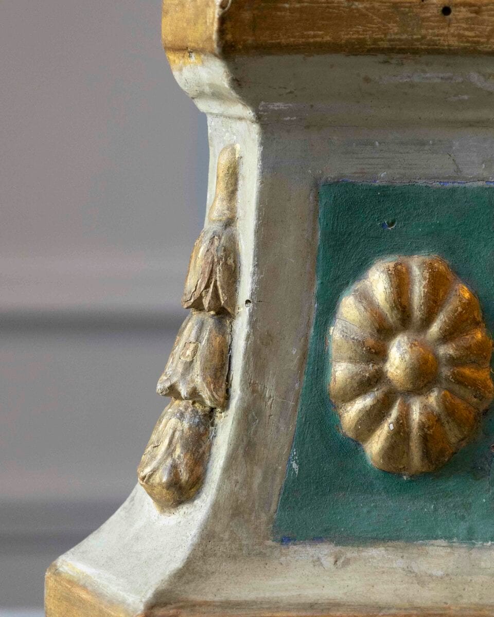 40% OFF 18th Century Painted and Gilt Candlestick from Tuscany with Acanthus Leaves - JAA