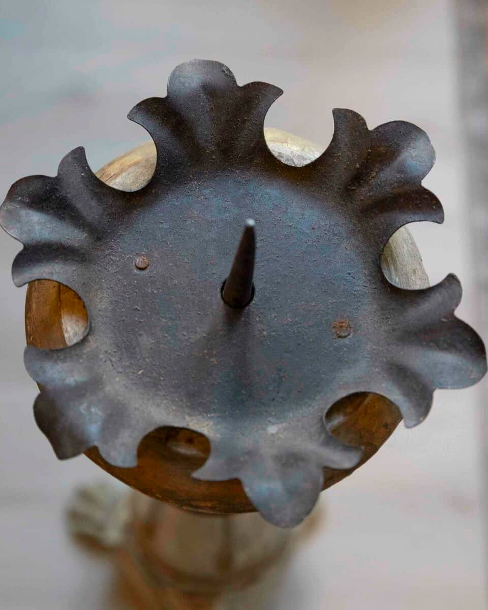 40% OFF 18th Century Painted and Gilt Candlestick from Tuscany with Acanthus Leaves - JAA