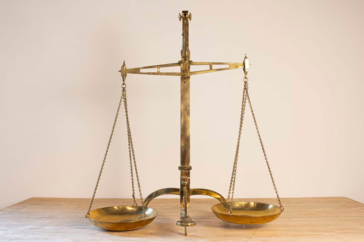 English Brass Bankers Balance Scale from the 19th Century with Circular Pans - JAA