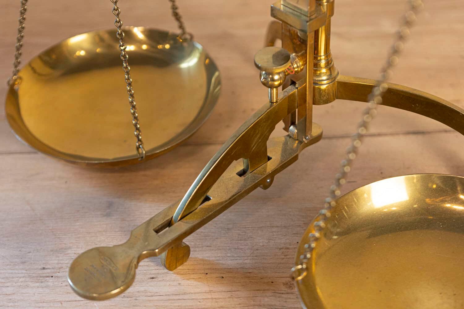 English Brass Bankers Balance Scale from the 19th Century with Circular Pans - JAA