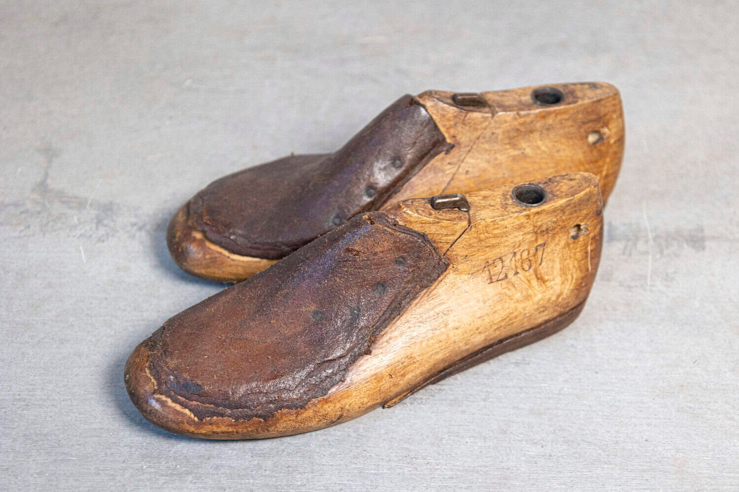 English 20th Century Pair of Handmade Cobbler's Shoe Lasts in Wood and Leather with Client Numbering - JAA