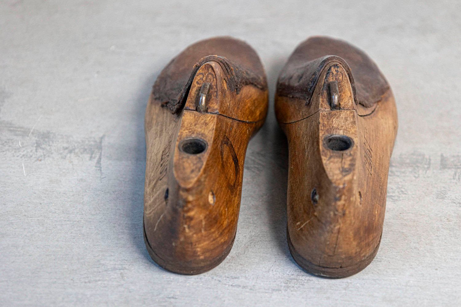 English 20th Century Pair of Handmade Cobbler's Shoe Lasts in Wood and Leather with Client Numbering - JAA