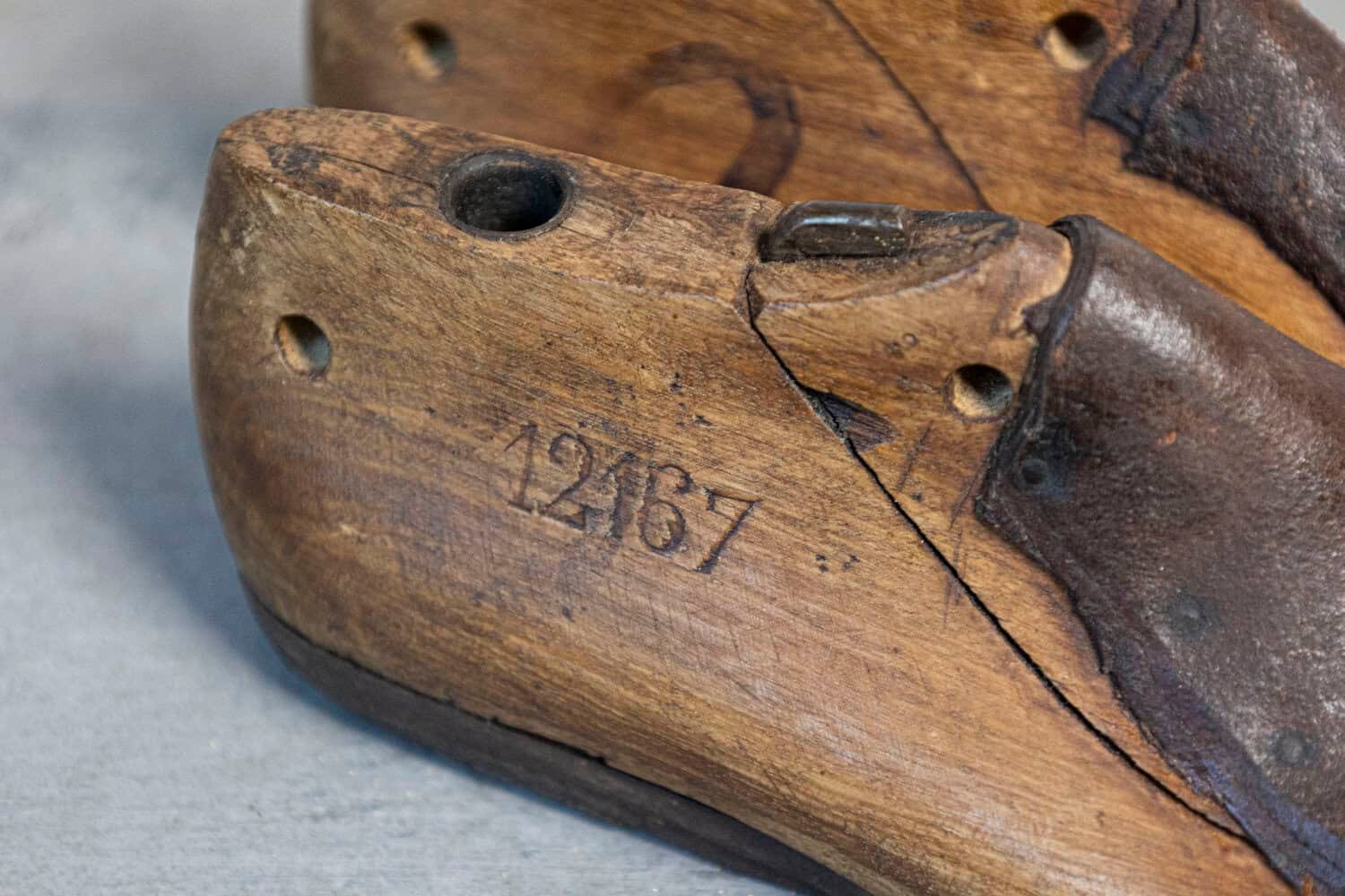 English 20th Century Pair of Handmade Cobbler's Shoe Lasts in Wood and Leather with Client Numbering - JAA